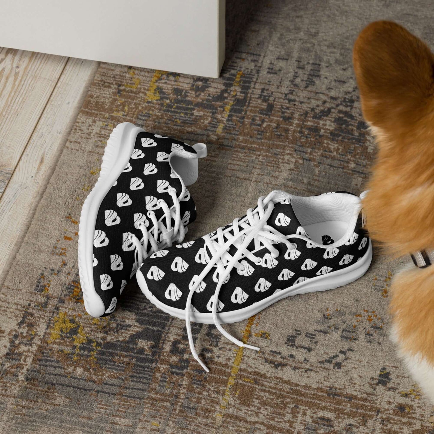 Damen-Turnschuhe N°0 with stylish pattern on a rug next to a dog, featuring breathable lining and EVA rubber outsole.