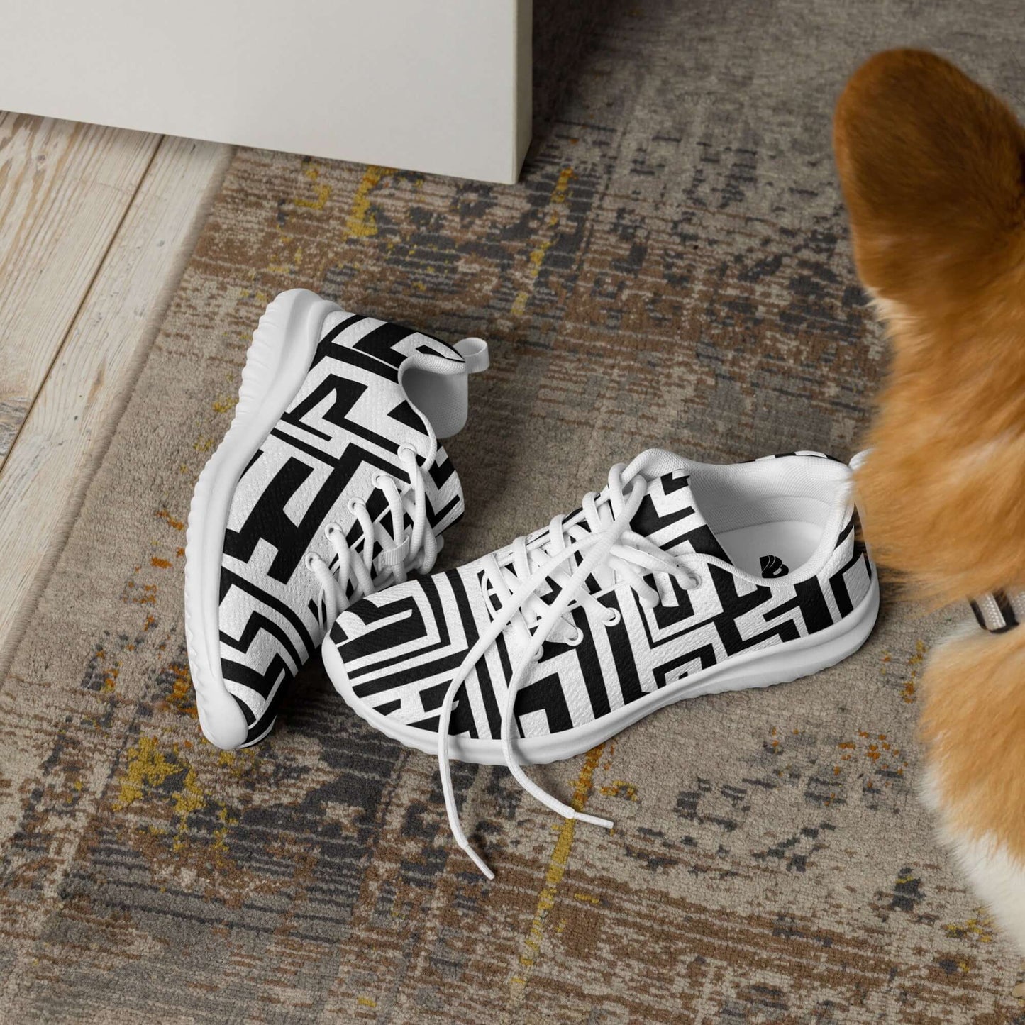 Damen-Turnschuhe N°1 in schwarz-weißem Muster auf Teppich mit Hund