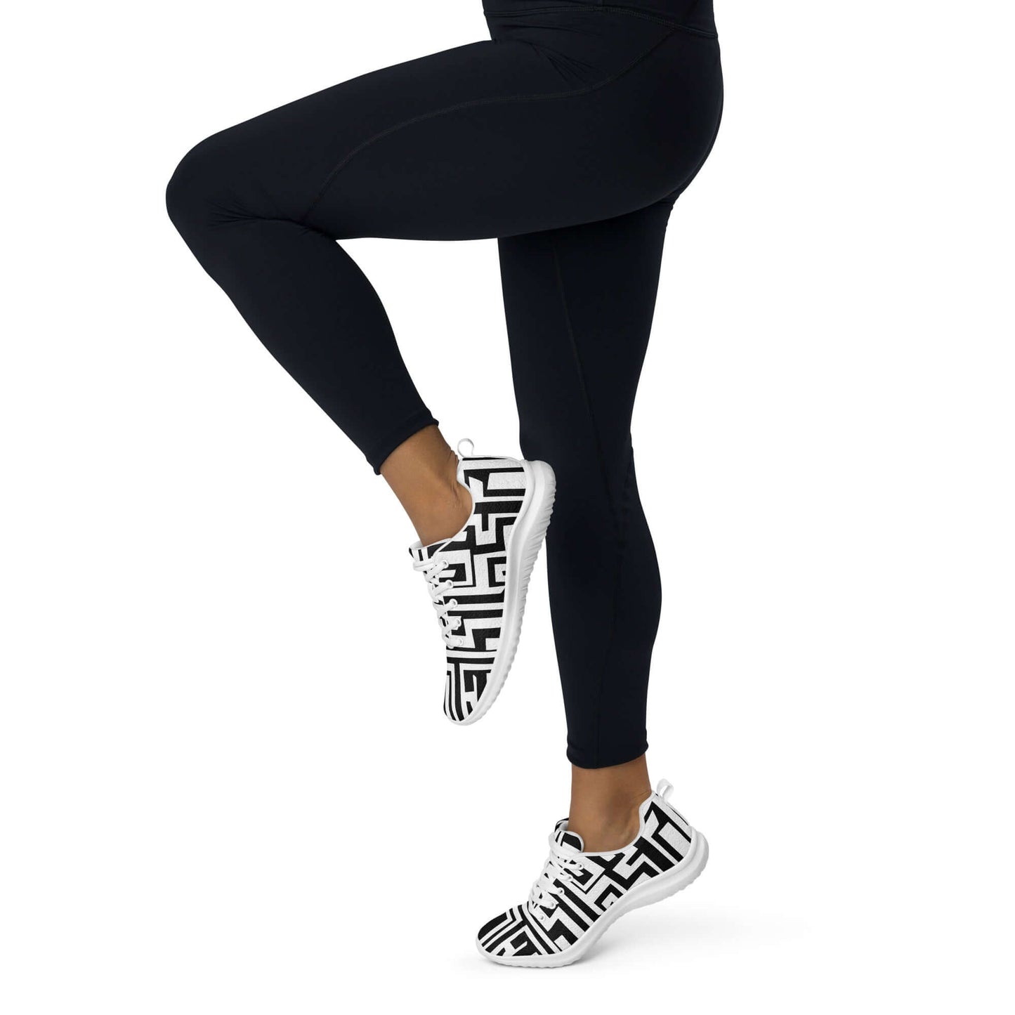 Damen-Turnschuhe N°1 in action, featuring breathable Flyknit material and cushioned soles for comfort and style.