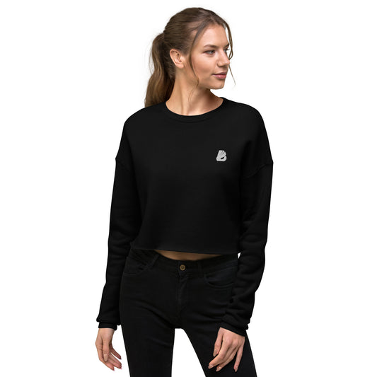 Woman wearing Crop-Pullover N°0, black fleece, soft material, ribbed neckline, raw hem, casual fashion look.