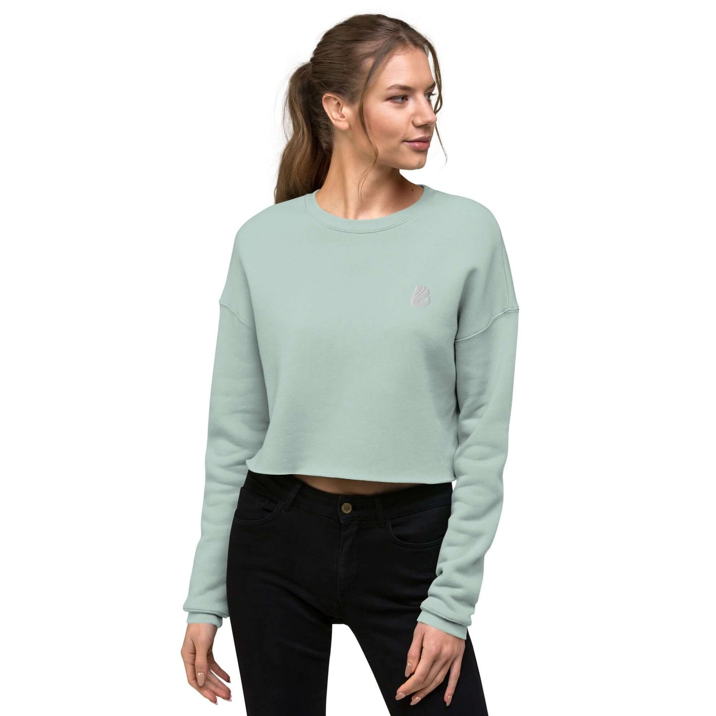 Woman wearing a light green Crop-Pullover N°0, soft fleece, ribbed neckline, raw hem, casual and fashionable.