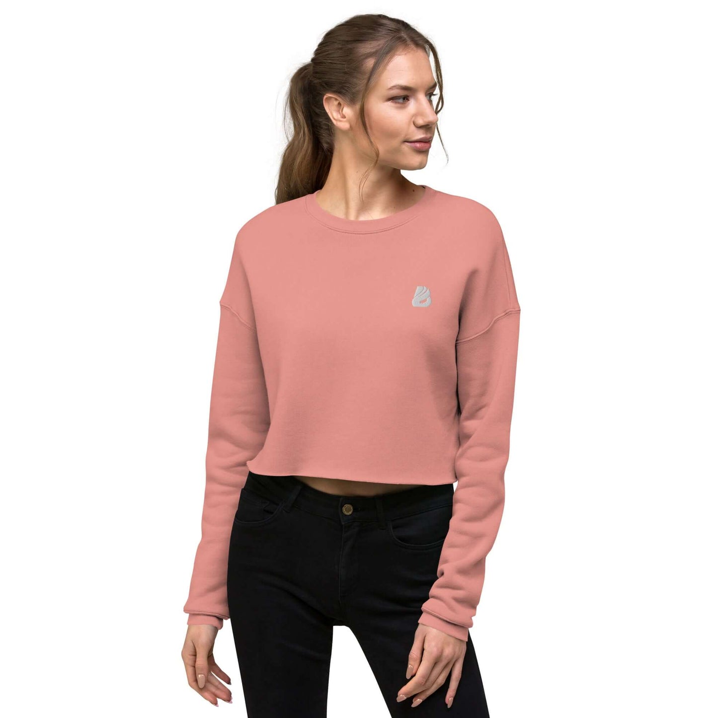 Woman wearing Crop-Pullover N°0 in pink, showcasing a stylish and comfortable fleece design with ribbed neckline and raw hem.
