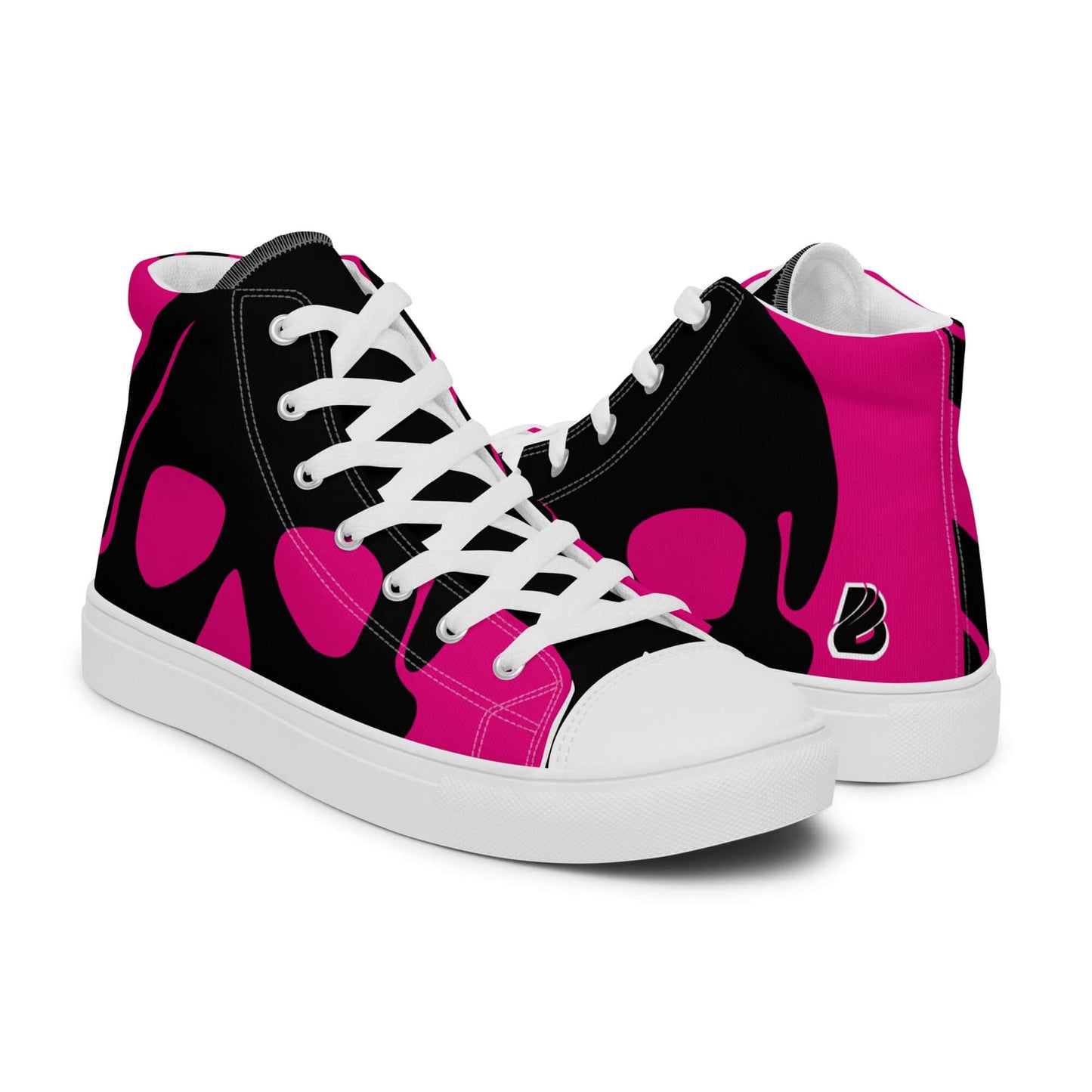 High-top Leinenschuhe in Pink und Schwarz mit Totenkopf-Muster und weißen Schnürsenkeln.
