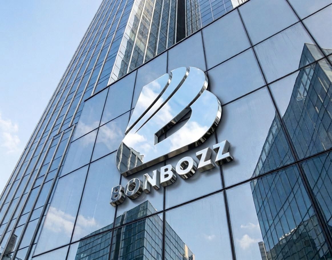 BONBOZZ-Schriftzug an der Glasfassade eines modernen Hochhauses