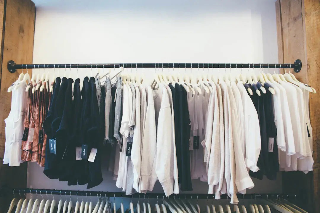 Wie man einen minimalistischen Kleiderschrank aufbaut