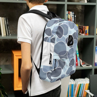 Teen wearing Rucksack N°5, a medium-sized waterproof blue backpack, ideal for daily use or sports activities, with spacious pockets.