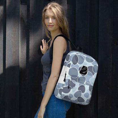 Person wearing Rucksack N°5 with abstract pattern against dark background