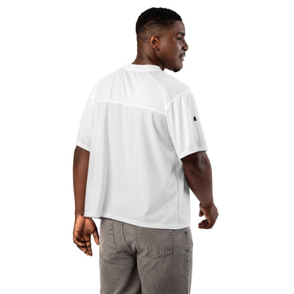 Side view of a model wearing a Weit geschnittenes Football-Trikot with breathable mesh and relaxed fit, perfect for athletes and street style.