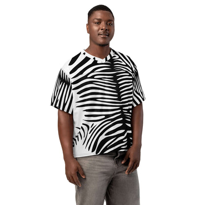 Model wearing Weit geschnittenes Football-Trikot with zebra pattern, breathable fabric, and relaxed fit for sports and streetwear.