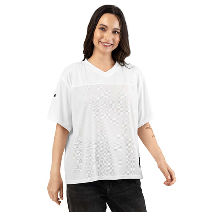 Model wearing a Weit geschnittenes Football-Trikot with breathable mesh and relaxed fit, ideal for sports and streetwear.