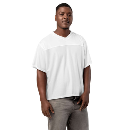 Model wearing Weit geschnittenes Football-Trikot with breathable mesh, silky top, relaxed fit for sports and street style.