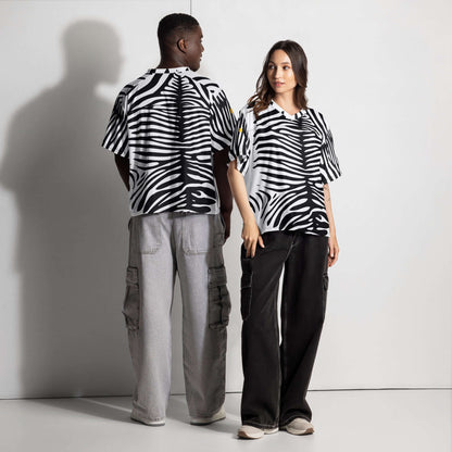 Models wearing Weit geschnittenes Football-Trikot with zebra print pattern, showcasing relaxed fit and breathable material.