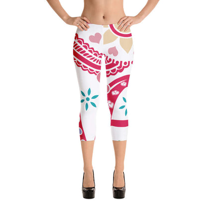 Model wearing Capri-Leggings N°4 with colorful pattern, showcasing stretch and comfort of 82% polyester and 18% elastane fabric.