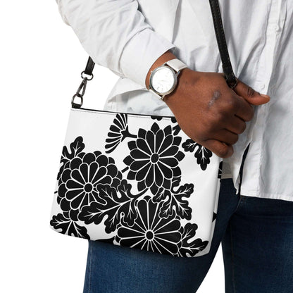Person carrying a stylish floral print Umhängetasche N°1 with a detachable strap, worn over the shoulder.