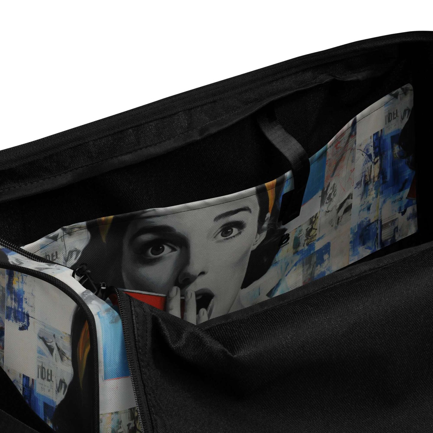 Innenansicht des Weekender mit bedrucktem Stofffutter, großem Hauptfach und Reißverschlusstasche für Wertsachen.