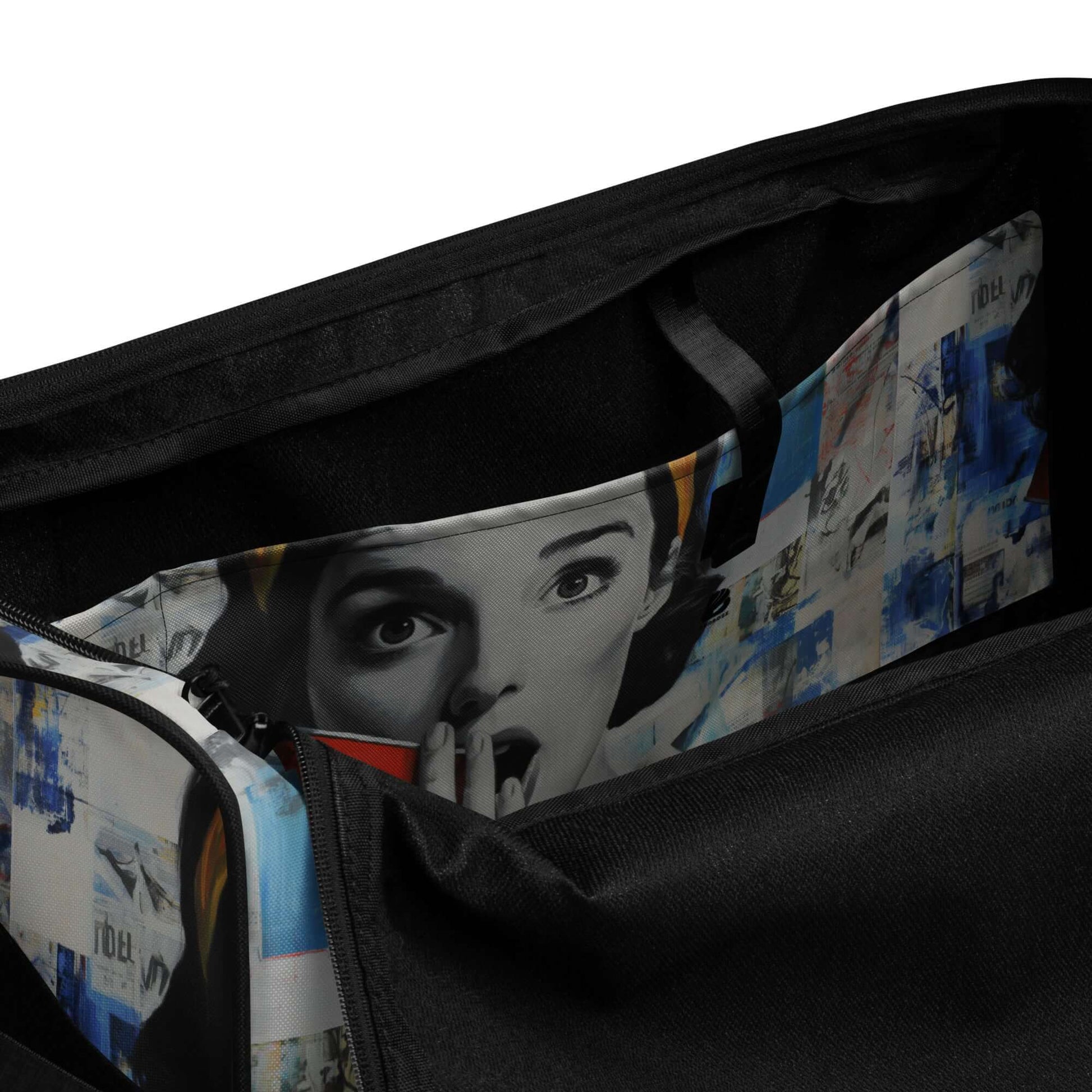 Innenansicht des Weekender mit bedrucktem Stofffutter, großem Hauptfach und Reißverschlusstasche für Wertsachen.