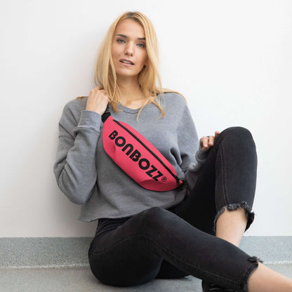 Woman wearing Gürteltasche N°29, pink adjustable belt bag with inner pocket, perfect for travel and festivals.