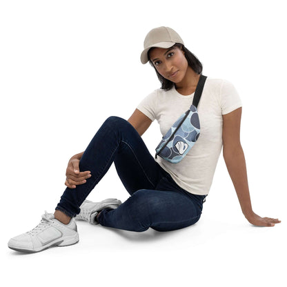 Woman wearing Gürteltasche N°31, stylish belt bag for travel and festivals, sitting casually with adjustable strap and inner pocket.