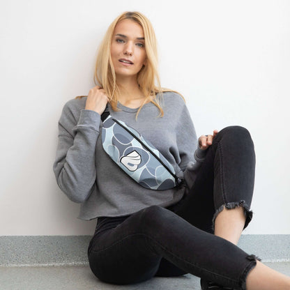 Woman sitting with Gürteltasche N°31, featuring adjustable strap and inner pocket, ideal for travel and festivals.