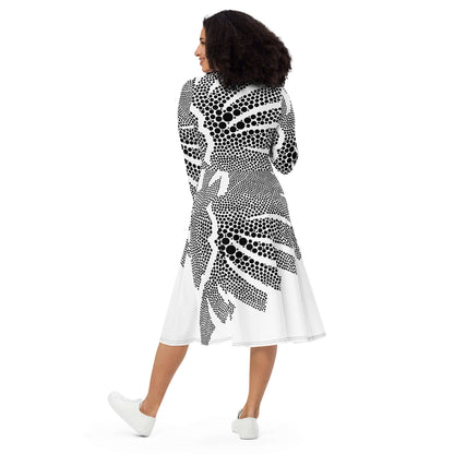 Langärmliges Midikleid mit Allover-Druck N°4, bequemes Kleid mit Taschen und ausgestelltem Schnitt, Rückansicht in schwarz-weißem Design.