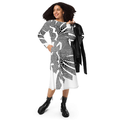 Langärmliges Midikleid mit Allover-Druck N°4 in Schwarz-Weiß mit Taschen, präsentiert von Model mit schwarzer Jacke und Stiefeln.