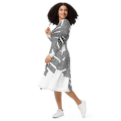 Langärmliges Midikleid mit Allover-Druck N°4 in schwarz-weiß mit Taschen, getragen von einer Frau für ein bequemes und feminines Outfit.