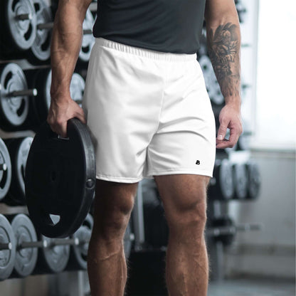 Mann im Fitnessstudio trägt Recycelte Sport-Shorts für Herren N°1, hält eine Hantelscheibe vor Hantelbänken. Perfekt für Workout oder Laufen.