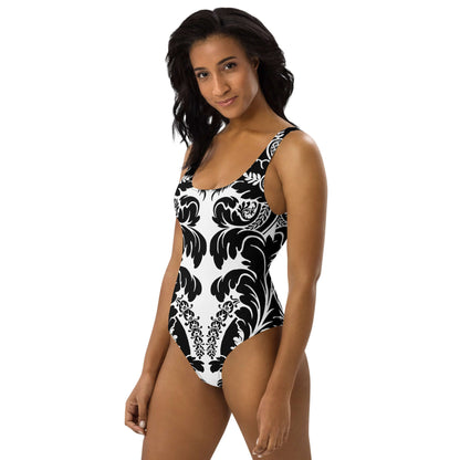 Model wearing Einteiliger Badeanzug N°21 in black and white floral pattern, highlighting flattering fit and smooth fabric.