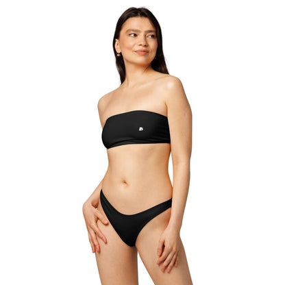 Model wearing Recycelter Bandeau-Bikini mit Allover-Druck, ideal for beach days and sunbathing.