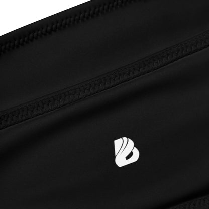 Close-up of a black Recycelter Bandeau-Bikini mit Allover-Druck showcasing textured seams and a B logo, perfect for beach and pool wear.