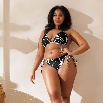 Model wearing Recycelter Schnürbikini mit Allover-Druck N°0, made from soft recycled polyester with UPF 50+, showcasing summer style.