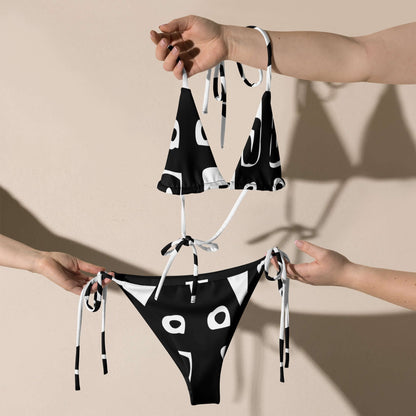 Recycelter Schnürbikini N°0 in schwarz-weißem Allover-Druck, weiches Material, doppelt beschichtet, umweltfreundlicher Sommerstil.