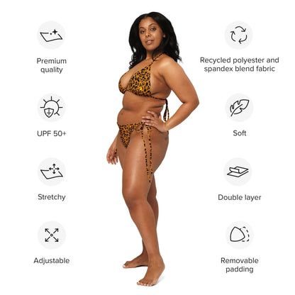 Woman wearing Recycelter Schnürbikini mit Allover-Druck with adjustable straps and removable padding.