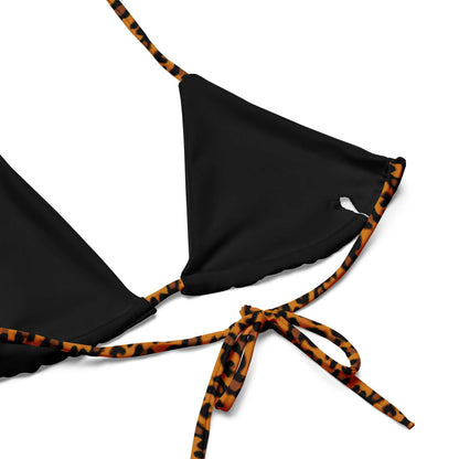 Recycelter Schnürbikini mit Allover-Druck in schwarz, weiches Material, LSF 50+, nachhaltige Mode, verstellbare Träger, Nahaufnahme.