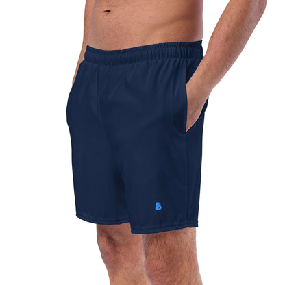 Recycelte Schwimmshorts in Marineblau, schnell trocknend und atmungsaktiv mit Taschen für den Sommer, aus recyceltem Polyester.