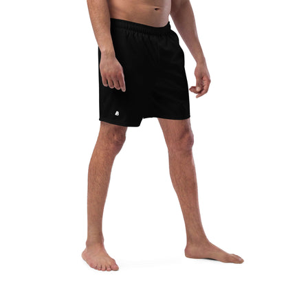 Man wearing black Herren-Badehosen N°11, fast-drying and breathable swim trunks with pockets and anti-chafing lining.