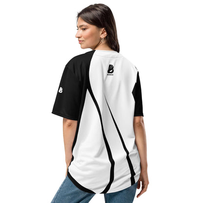 Frau trägt Recyceltes Baseball-Trikot N°0, schwarz-weiß, aus recyceltem Polyester mit feuchtigkeitsableitendem Material für Komfort.