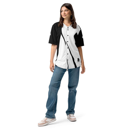 Model wearing Recyceltes Baseball-Trikot N°0 with black and white design, paired with jeans and sneakers.