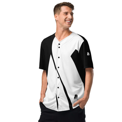 Man wearing Recyceltes Baseball-Trikot N°0 with black and white design, featuring 100% recycled polyester, moisture-wicking fabric.