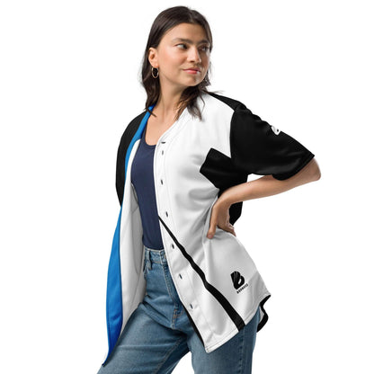 Woman wearing Recyceltes Baseball-Trikot N°0 featuring moisture-wicking recycled fabric, promoting sporty street style.