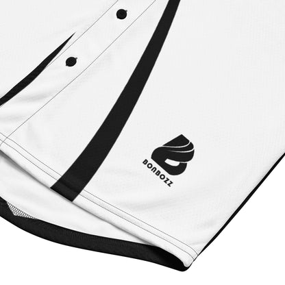 Close-up of Recyceltes Baseball-Trikot N°0 in white with black stripes, featuring moisture-wicking recycled fabric and logo detail.