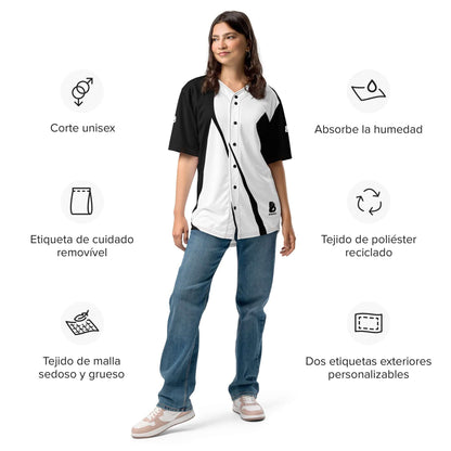Person wearing Recyceltes Baseball-Trikot N°0 with features: moisture-wicking, recycled polyester, unisex cut, customizable tags.