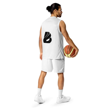 Recyceltes Unisex-Basketballtrikot N°0 in Weiß, präsentiert von einem Mann mit Basketball