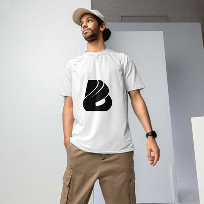 Model wearing Recyceltes Unisex-Basketballtrikot N°0 in a stylish streetwear look, made from 100% recycled polyester.