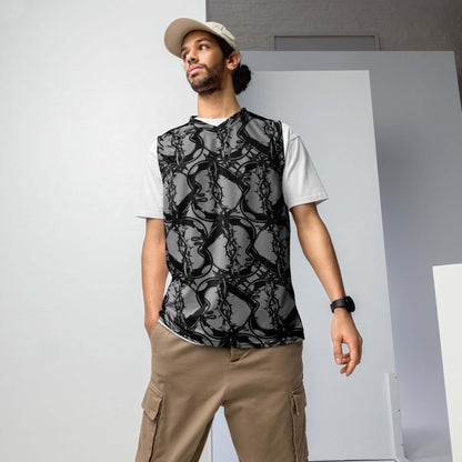 Model wearing Recyceltes Unisex-Basketballtrikot N°1 in stylish urban setting.