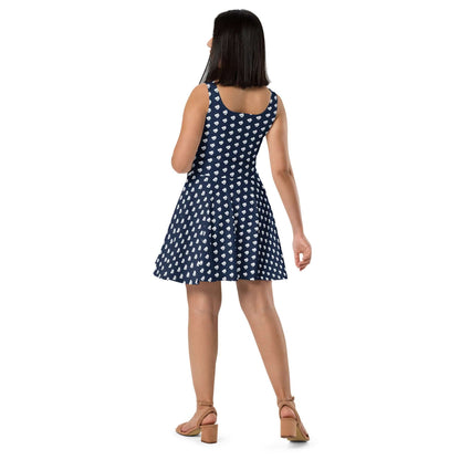 Woman wearing Skater-Kleid N°10, sleeveless, with flared skirt and smooth fabric, back view on white background.
