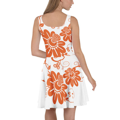 Woman wearing sleeveless Skater-Kleid with orange floral print and flared skirt, made of soft polyester and elastane blend.