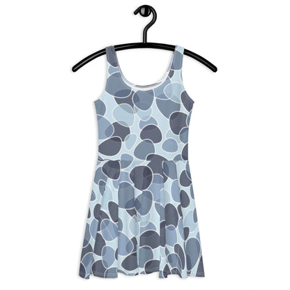 Skater-Kleid N°9 ärmelloses Kleid mit lebendigem Muster auf Kleiderbügel