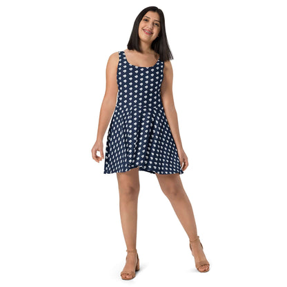 Woman wearing Skater-Kleid N°10, sleeveless dress with flared skirt and vibrant pattern.