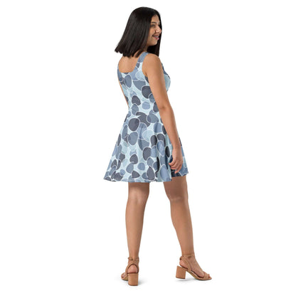 Woman wearing sleeveless Skater-Kleid N°9 with flared skirt and elastic waist, featuring smooth, stretchy fabric in a vibrant design.
